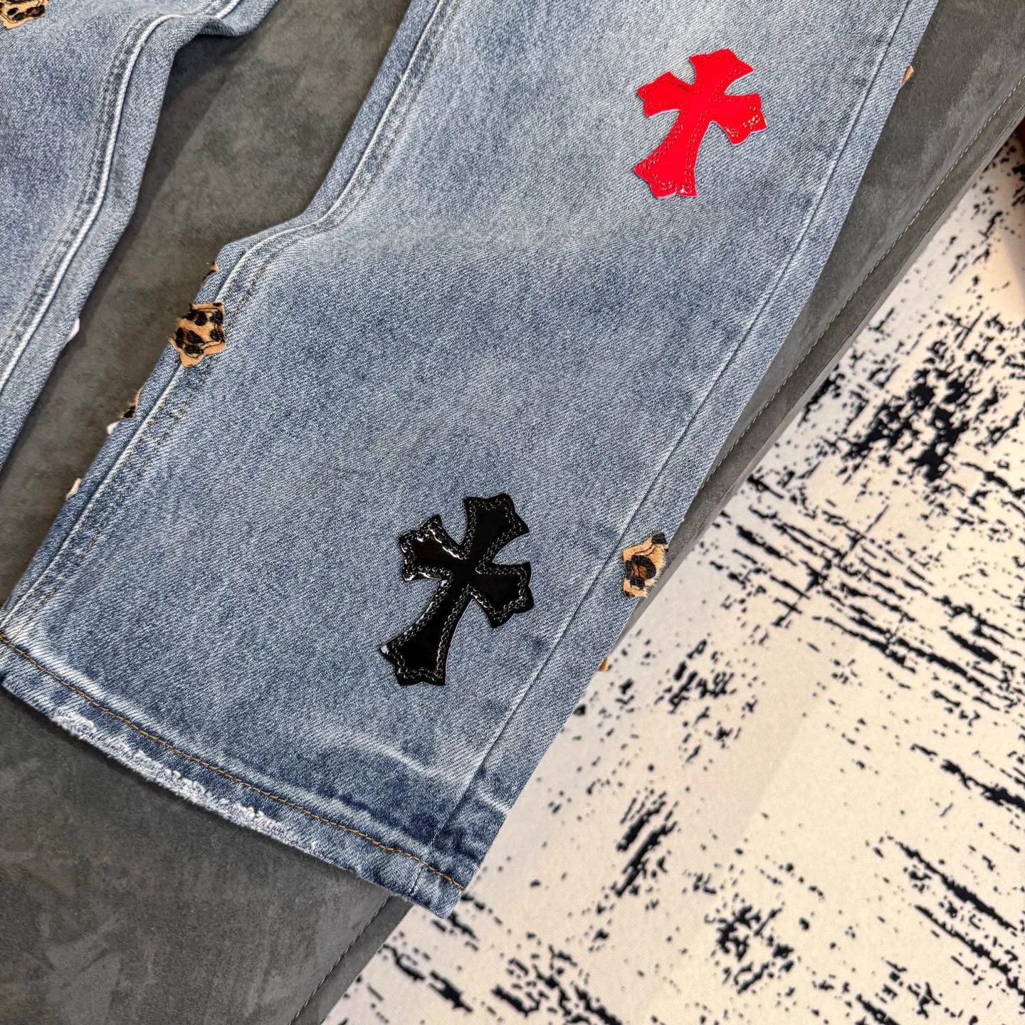 P280 Chrome Hearts blue denim with red black panther pattern multi-leather jeans. CH jeans need to be washed and then disassembled and hand-stitched with sheepskin cross leather and then spliced ​​to complete. The whole piece has too many craftsmanship to explain. The patchwork cross pattern is embellished, and the high-waisted washed jeans! ! Absolutely high-end luxury products, god-level single products and super popular products, made with top heavy industry, a must-see magic weapon. Customized hardware. The fabric is thick and soft after washing. It has good breathability. Customized small leather label. Unique design. The details are simple and elegant, and the workmanship is exquisite. The entire trousers are neatly routed and the details are in place! It’s so cool that both men and women can easily control the genderless trend! Color: Blue Size: 28 30 32 34 36